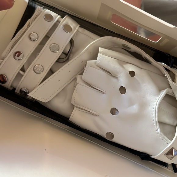 Stylish White Fingerless Gloves - Picture 4 of 4